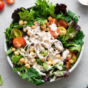 Salade verte avec assaisonnements